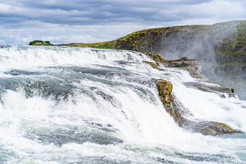 Der Gullfoss - zweistufiger Wasserfall im Süden Islands