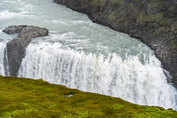 Der Gullfoss - zweistufiger Wasserfall im Süden Islands