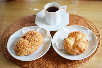 two kinds cream puffs and cup of coffee set / ２種類のシュークリームとブラックコーヒー（斜めアングル）