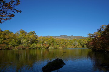 Obraz premium Mountain Lake in Early Autumn Sunlight, Nagano, Japan