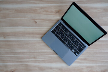 テーブルの上のパソコン