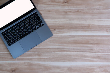 テーブルの上のパソコン