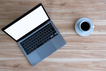 テーブルの上のパソコン