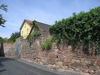 Fototapeta na wymiar Altstadt Fritzlar mit Mauer