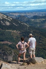 Couple parvenu au sommet du Mont Gerbier de Joncs (Ardèche) et contemplant le paysage