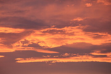 真っ赤に朝焼けした空と雲