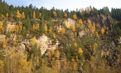ehemaliger Steinbruch im Herbstlicht