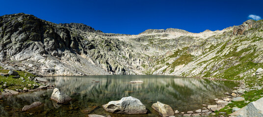 Panorámica  del pico Molieres desde el lago ,pirineo de Lérida