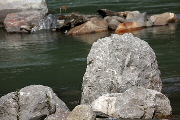 Naklejka na ściany i meble Flusslandschaft mit großem Stein.