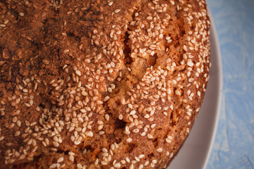 Homemade sponge cake with cinnamon and sesame.
