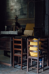 des gens priant dans une église