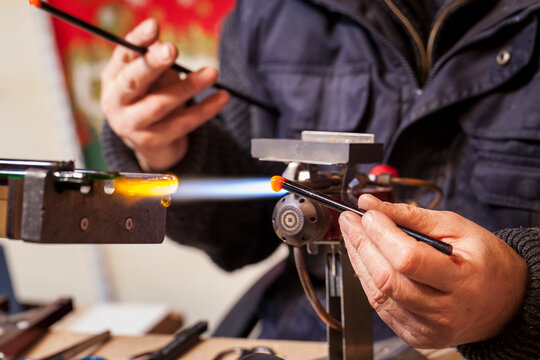 Artisan et ma&icirc;tre verrier, cr&eacute;ation en verre