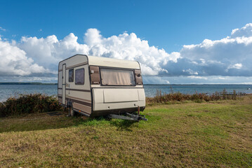 Alter Wohnwagen am Meer