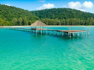 Fototapeta na wymiar Wooden pavilions and bridges built into the sea are harbors on an island in the beautiful blue sea.
