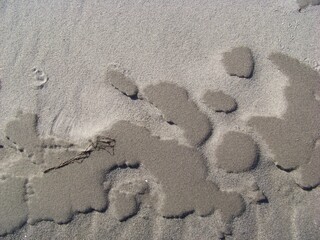 Sandspiel am Wasser