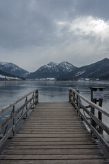 Winterlicher Blick über den Schliersee und verschneite Berge im Bayerischen Voralpenland