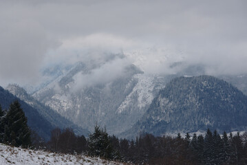In Nebel eingeh&uuml;llter Berg