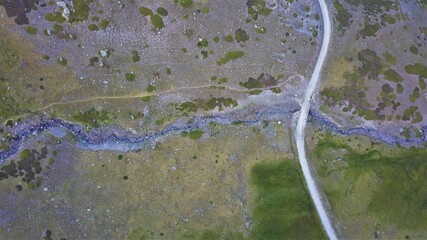 Une rivière et un chemin qui se coupent à proximité du col du Granon (Alpes)