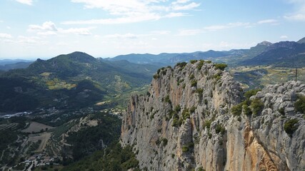 Une étroite crête rocailleuse