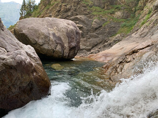 Cascada y aguas puras de deshielo en el Pirineo Aragónes