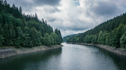 Entlang der Ködeltalsperre in Bayern