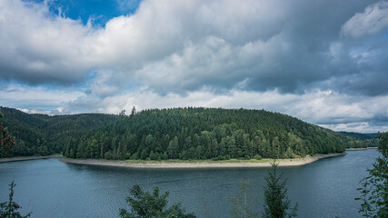 Entlang der Ködeltalsperre in Bayern