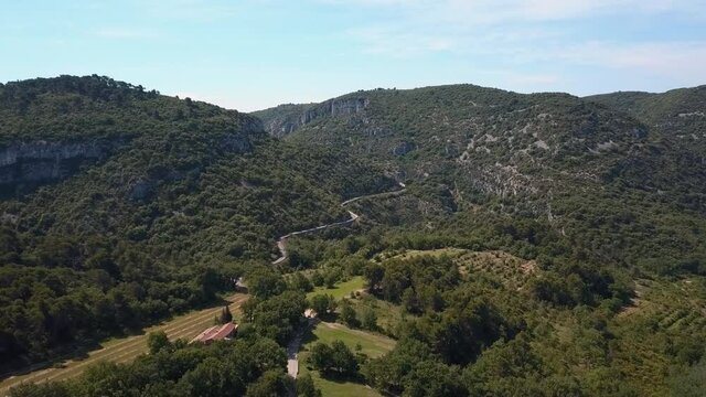 Une route qui serpente les montagnes