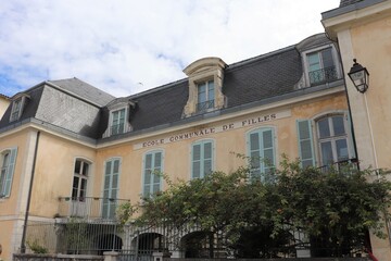 Fototapeta premium ancienne école élémentaire pour filles dans Bayonne, ville de Bayonne, département des Pyrénées Atlantiques, France