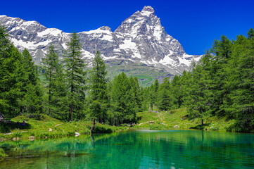 Fototapeta na wymiar monte cervino and lago blue