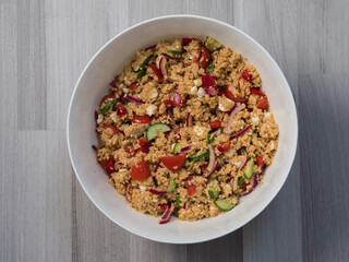 Draufsicht Couscous-Salat mit Guke, Tomate, Schafskäse