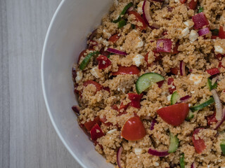 Teilansicht einer Schüssel mit Couscous-Salalt