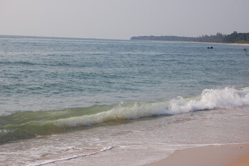 東南アジアの熱帯にあるデサルビーチのサーフブレークと向こうに見える島影