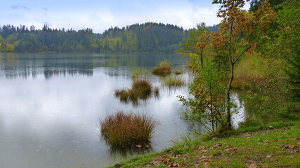 Barmsee bei Krün im morgendlichen Herbstnebel