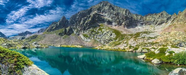 Il lago del Claus, in alta Valle Gesso, incastonato tra i laghi di Valscura ed il Rifugio Questa