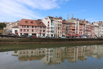 Fototapeta na wymiar les bords de la rivière la Nive dans la ville de Bayonne, ville de Bayonne, département des Pyrénées Atlantiques, France