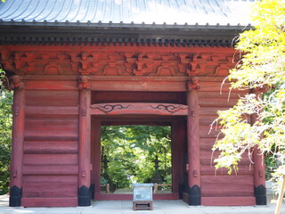 鎌倉　妙法寺の赤い山門
