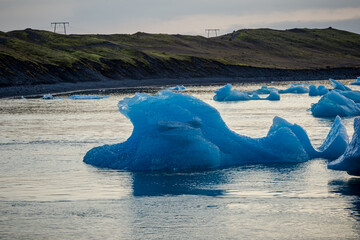 Fototapeta premium Landscape of blue iceberg in jokulsárlón glacier . SuðUrlandsvegur, in Sveitarfélagið hornafjörður, at South region (ICELAND)