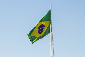 Bandeira do Brasil balançando ao vento.