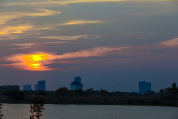 Obraz premium Silhouette of building in the city sunset or sunrise moment