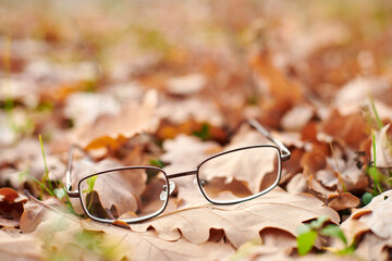 Lost glasses as symbol of sudden vision loss.