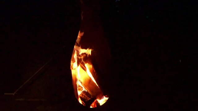 Feuerschale in der Dunkelheit in Niederbayern Deutschland