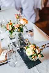 Blumen mit Rosen für Tischdekoration bei einer Hochzeit