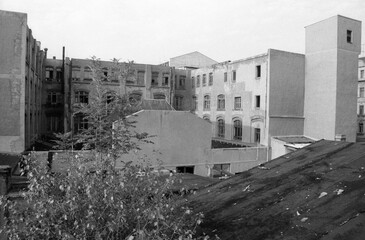 Verfallene Wohnhäuser und Industriegelände in der Leipziger Südvorstadt. *Aufnahmedatum...