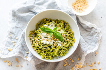 Fusilli lunghi col buco al pesto, pasta al pesto