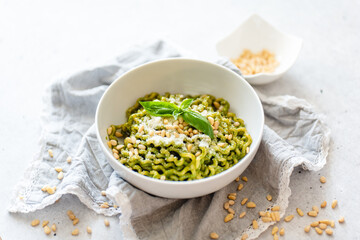 Fusilli lunghi col buco al pesto, pasta al pesto