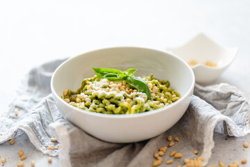 Fusilli lunghi col buco al pesto, pasta al pesto