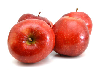 Fototapeta na wymiar fresh red apples isolated on white background