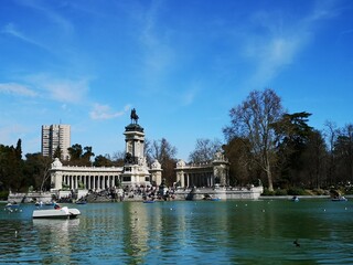 Fototapeta na wymiar MADRID - ESPANHA / 2019 - 03 / Parque do Retiro e parque Vicente Calderón