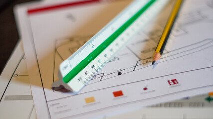 Brandschutzplan mit Bleistift und Lineal