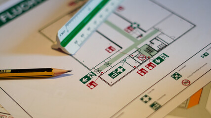Flucht- und Rettungsplan mit Bleistift und Lineal